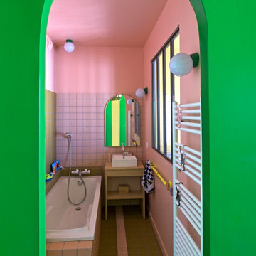 Une salle de bain gaie et colorée au sein d'une chambre d'enfant