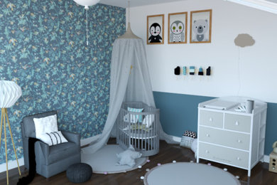 Idées déco pour une petite chambre d'enfant classique avec un mur bleu, un sol en bois brun, un sol marron et du papier peint.