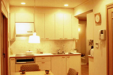 Cette photo montre une salle à manger ouverte sur la cuisine.