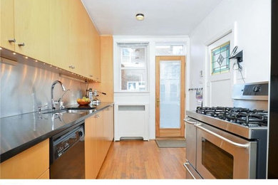 Kitchen - contemporary kitchen idea in Philadelphia