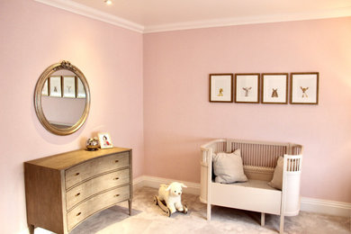 Diseño de dormitorio clásico de tamaño medio con paredes rosas, moqueta, suelo gris y papel pintado