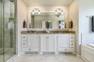Diseño de cuarto de baño costero con paredes beige, suelo gris y encimeras marrones
