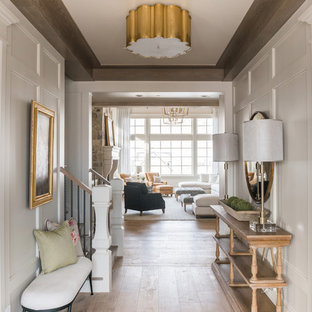 Foto på en mellanstor vintage hall, med vita väggar, ljust trägolv och beiget golv