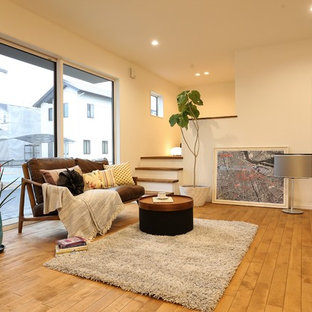 Asiatisches Wohnzimmer mit weißer Wandfarbe, braunem Holzboden und braunem Boden in Sonstige