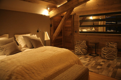 Cette image montre une chambre chalet.