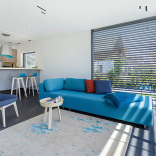 Idéer för ett modernt allrum med öppen planlösning, med vita väggar och linoleumgolv