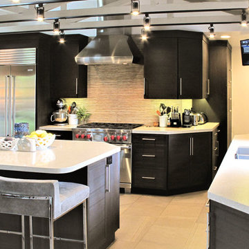 Malibu Modern Kitchen with Dark Cabinets 04