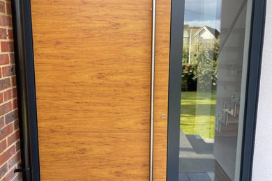 Diseño de entrada minimalista con puerta pivotante