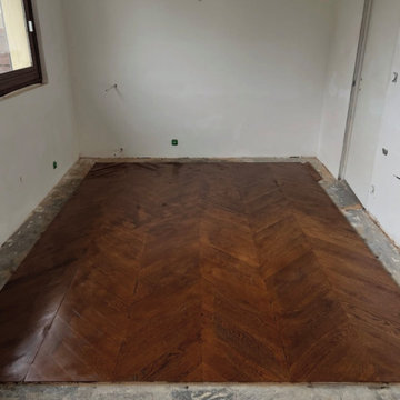 Aménagement d’un séjour avec parquet en chevrons