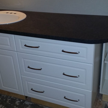 TRANSITIONAL BATHROOMS - White lacquered MDF