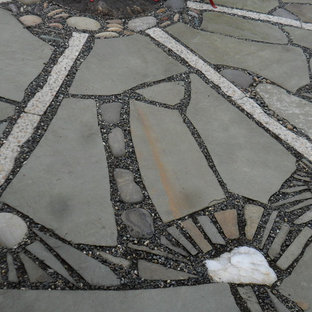 Kleiner Eklektischer Garten im Sommer, hinter dem Haus mit direkter Sonneneinstrahlung und Natursteinplatten in Portland