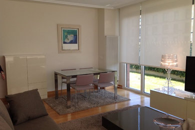 Foto de comedor tradicional renovado de tamaño medio sin chimenea con paredes beige y suelo de madera en tonos medios