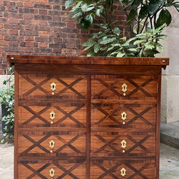 Paris - Restauration d'une commode de style Louis 16 - Dressers