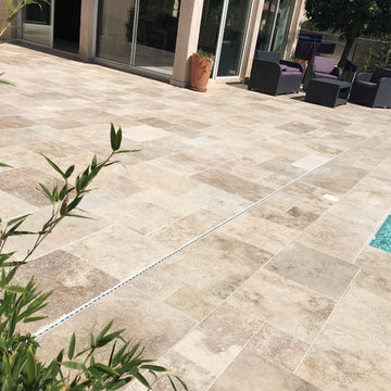 Terrasse et contour de piscine en travertin