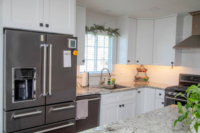 Kitchen - transitional kitchen idea in Cleveland