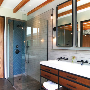 Idées déco pour une salle d'eau rétro avec un placard en trompe-l'oeil, des portes de placard en bois brun, une douche d'angle, un carrelage bleu, un carrelage blanc, un carrelage métro, un mur gris, une grande vasque, un sol gris, aucune cabine et béton au sol.