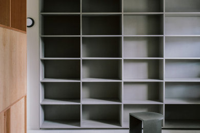 Diseño de salón abierto y gris y blanco minimalista de tamaño medio con pared multimedia