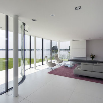 G House: lakeside villa and guest accommodation