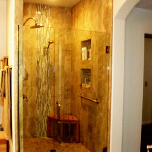 Mittelgroßes Maritimes Badezimmer En Suite mit bodengleicher Dusche, beigefarbenen Fliesen, Porzellanfliesen, grauer Wandfarbe, Porzellan-Bodenfliesen, Einbauwaschbecken, verzierten Schränken, Quarzwerkstein-Waschtisch, Toilette mit Aufsatzspülkasten und hellen Holzschränken in Phoenix