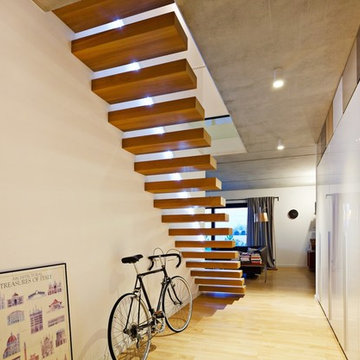 Kragarmtreppe mit beleuchtetem Handlauf