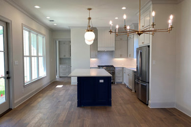 Kitchen - traditional kitchen idea in New Orleans