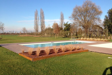 Immagine di una piscina moderna