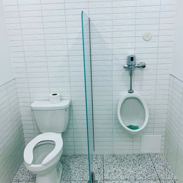 Comercial bathroom