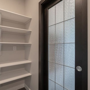 Inspiration för stora amerikanska skafferier, med laminatgolv och grått golv