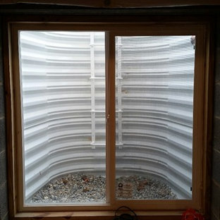 Inspiration for a small classic look-out basement in Philadelphia.