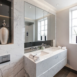 Immagine di una piccola stanza da bagno padronale moderna con ante lisce, ante bianche, doccia aperta, WC monopezzo, piastrelle grigie, piastrelle a specchio, pareti grigie, pavimento in marmo, lavabo sottopiano e top in marmo