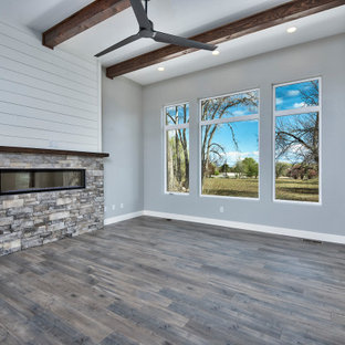 Mittelgroßes Wohnen mit freigelegten Dachbalken Ideen, Design & Bilder