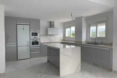 Imagen de cocinas en L moderna grande abierta con fregadero encastrado, armarios con paneles lisos, puertas de armario grises, encimera de cuarzo compacto, salpicadero blanco, puertas de cuarzo sintético, electrodomésticos blancos, suelo de baldosas de porcelana, una isla, suelo blanco y encimeras blancas