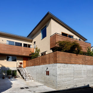 東京都下のコンテンポラリースタイルのおしゃれな家の外観 (ベージュの外壁、片流れ屋根) の写真