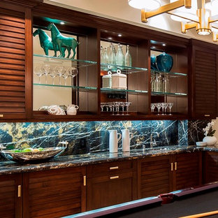 オレンジカウンティの大きいエクレクティックスタイルのおしゃれなウェットバー (アンダーカウンターシンク、ルーバー扉のキャビネット、中間色木目調キャビネット、大理石カウンター、黒いキッチンパネル、石スラブのキッチンパネル) の写真
