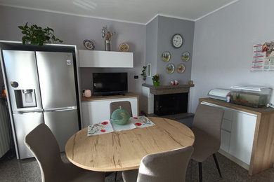 Immagine di una piccola sala da pranzo minimalista