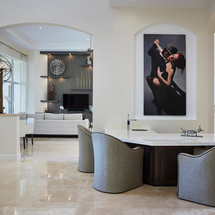 Mittelgroße Mediterrane Hausbar in L-Form mit Bartheke, Unterbauwaschbecken, Marmor-Arbeitsplatte, Marmorboden und beigem Boden in Miami