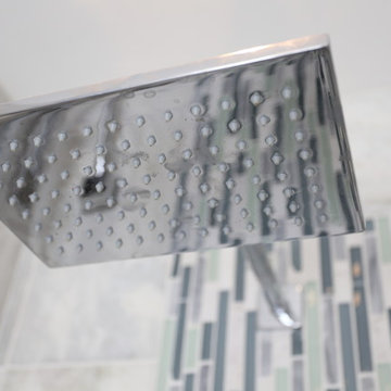 Muntzer Residence Bright Master Bathroom