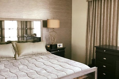 Imagen de dormitorio principal clásico renovado de tamaño medio con paredes grises, moqueta y suelo beige