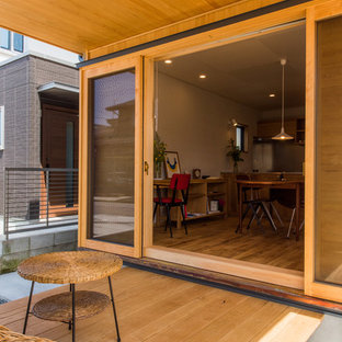 他の地域の北欧スタイルのおしゃれな横庭のデッキ (張り出し屋根) の写真