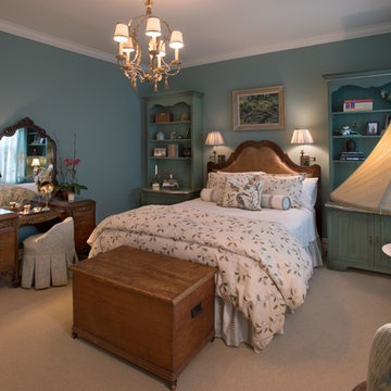 Sedate Traditional bedroom setting