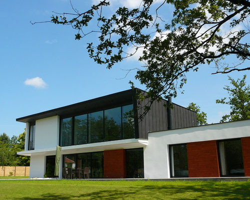 Idées déco pour une façade de maison contemporaine avec un toit plat.
