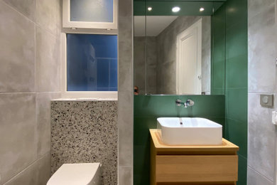 Exemple d'une petite salle de bain tendance.