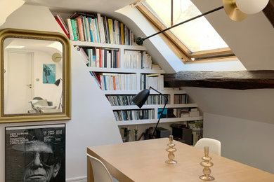 Foto de biblioteca en casa tipo loft, abovedada y blanca y madera minimalista grande con paredes blancas, suelo de baldosas de terracota y suelo rojo