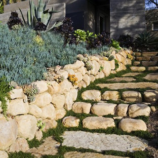 Eklektischer Garten mit Gartenmauer in Santa Barbara