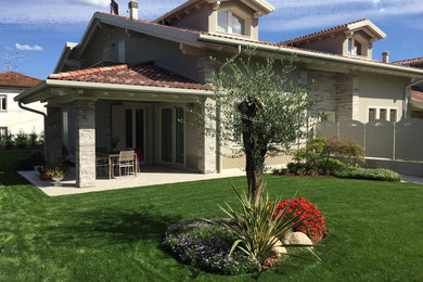 Inspiration for a mid-sized traditional front yard full sun garden in Milan with a garden path.