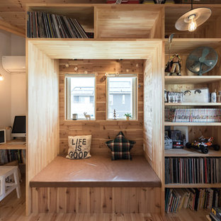 他の地域のカントリー風おしゃれな子供部屋 (白い壁、無垢フローリング、茶色い床) の写真