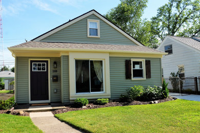 Example of a transitional home design design in Detroit