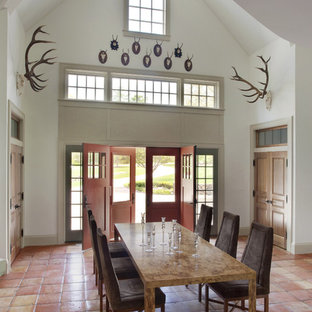 Rustikales Esszimmer mit weißer Wandfarbe, Terrakottaboden und rosa Boden in Boston