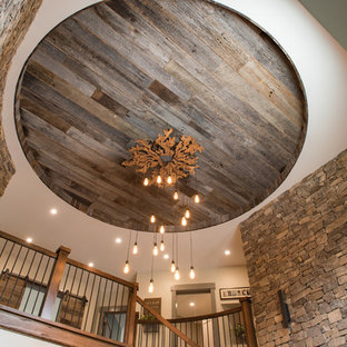 Новые идеи обустройства дома: большое фойе в стиле рустика с бежевыми стенами, темным паркетным полом, двустворчатой входной дверью, стеклянной входной дверью и коричневым полом