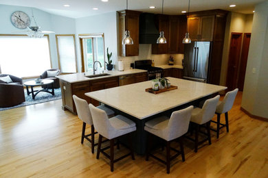 Example of a kitchen design in Milwaukee
